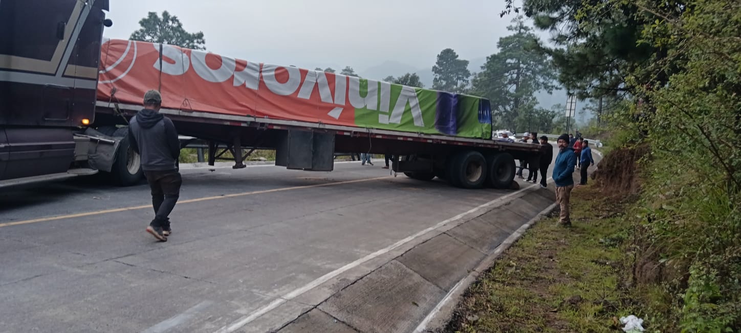 BLOQUEADAS LAS DOS RUTAS HACIA LA CAPITAL DESDE QUICHÉ
