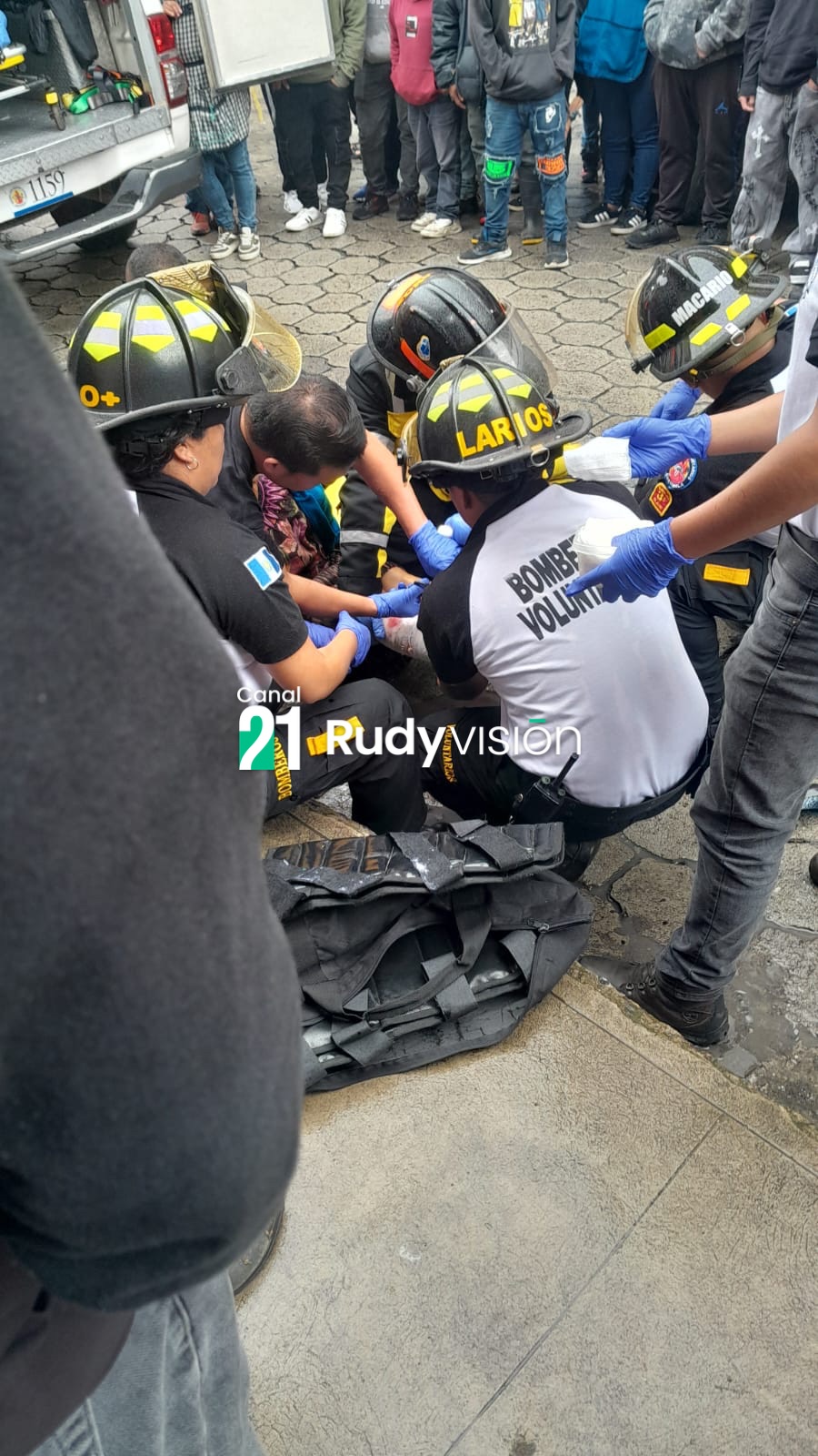 CÁMARAS DE SEGURIDAD CAPTAN EL MOMENTO EN QUE ADULTA MAYOR CASI MUERE APLASTADA POR CAMIONETA EXTRAURBANA EN CHICHICASTENANGO
