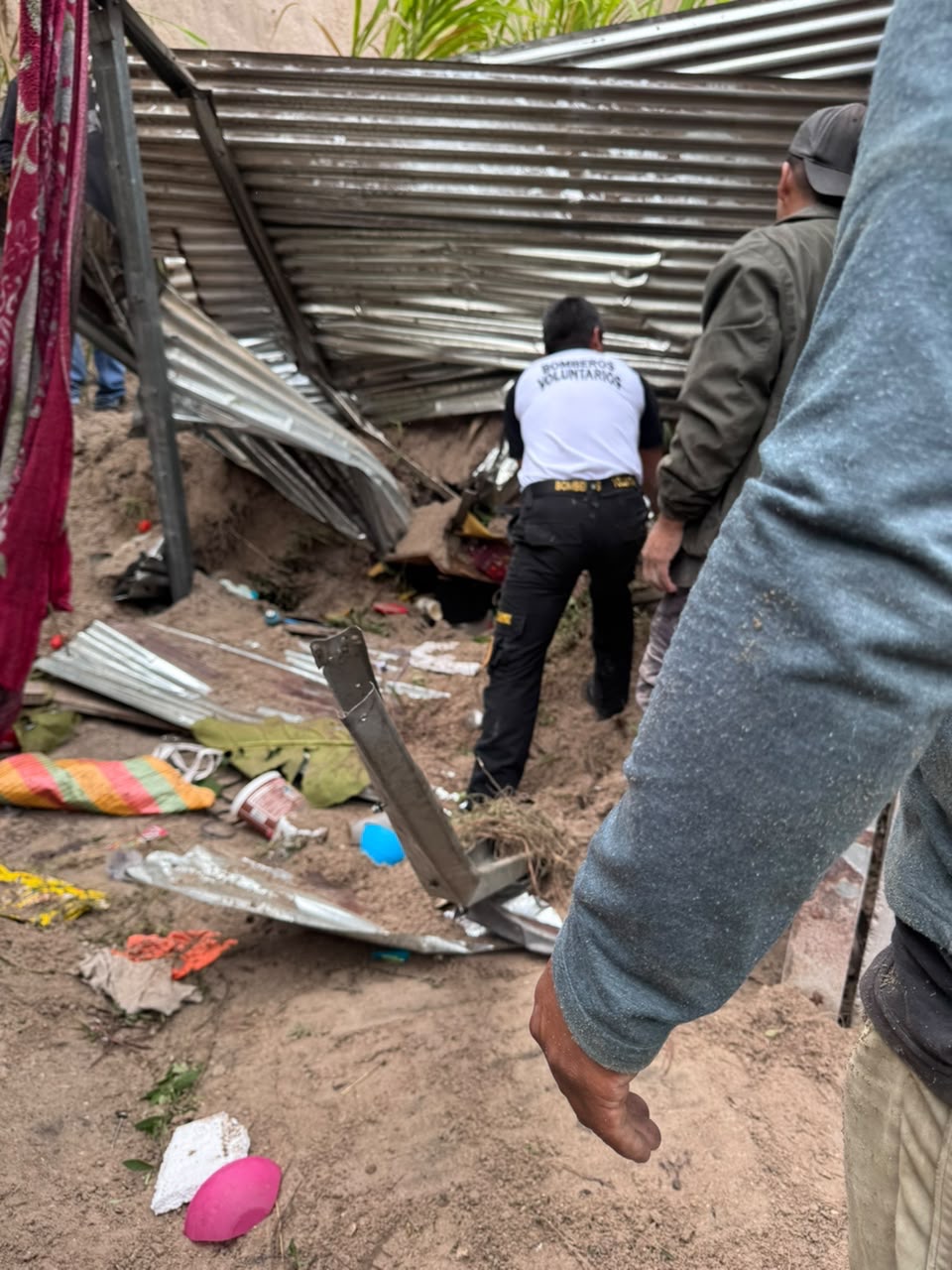Bomberos Voluntarios logran extraer los cuerpos sin vida de dos niñas