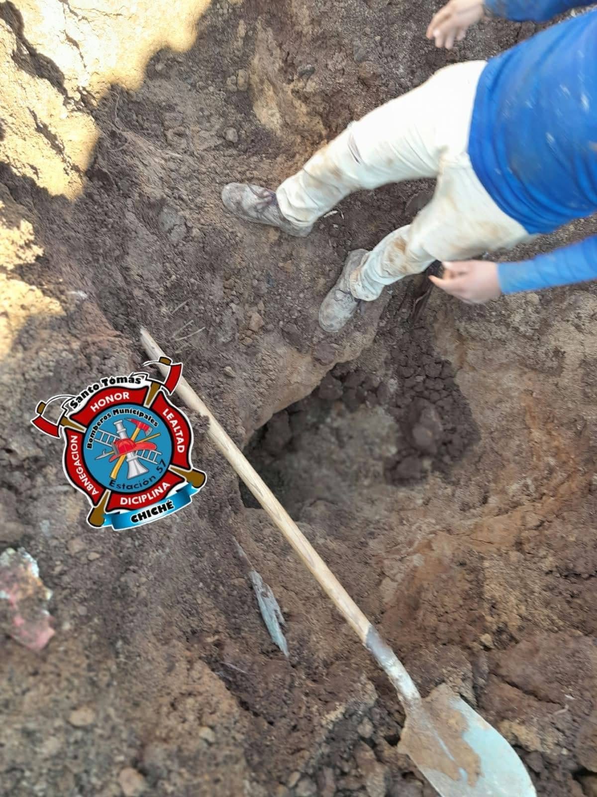 HOMBRE QUEDA SOTERRADO MIENTRAS REALIZABA UNA EXCAVACIÓN EN CHICHÉ, QUICHÉ — foto 3