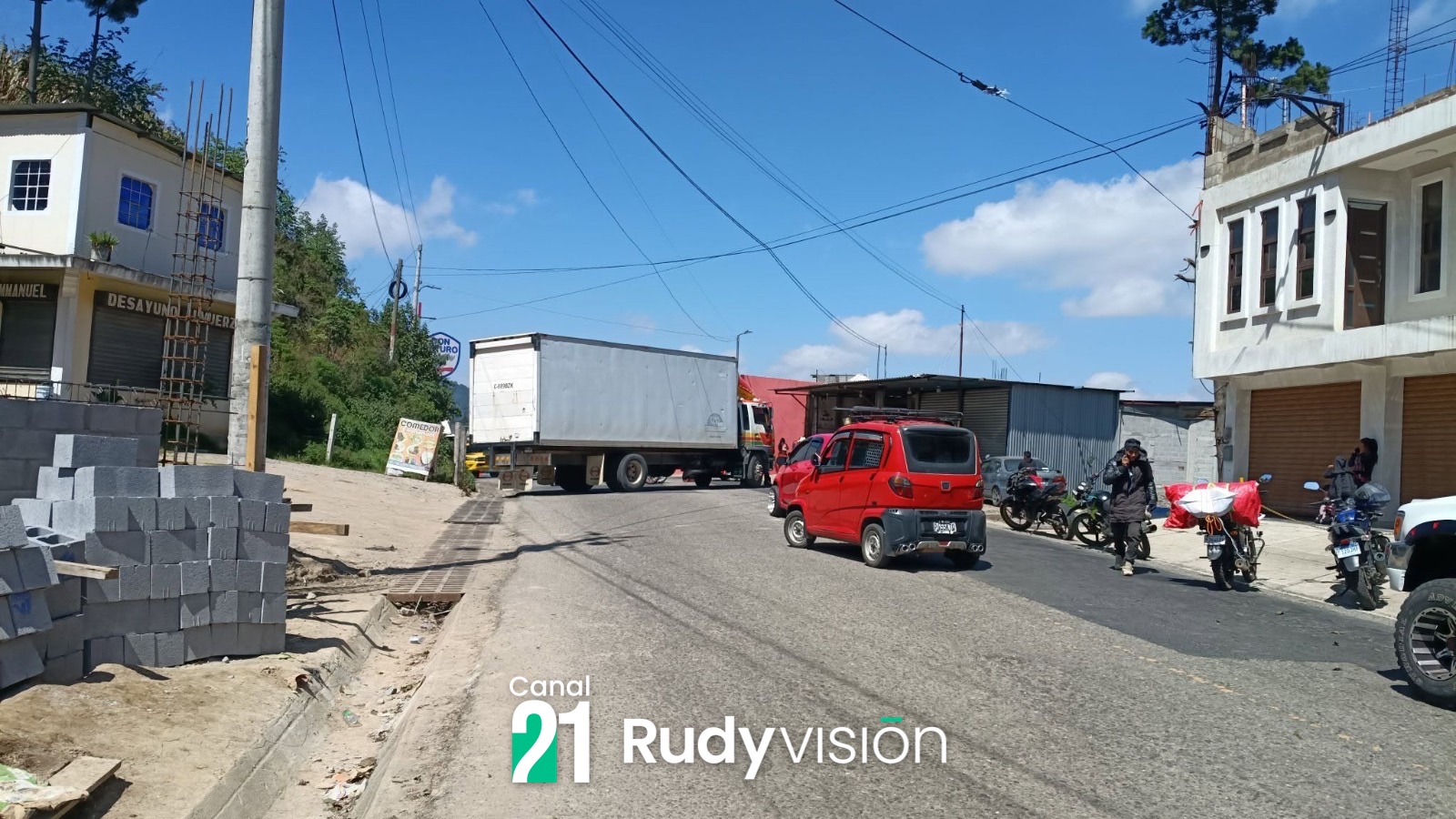 DESTROZAN A PEDRADAS BUS DE LA PNC DURANTE BLOQUEOS EN LOS ENCUENTROS