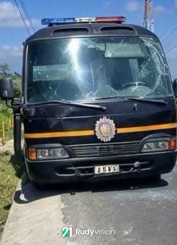 DESTROZAN A PEDRADAS BUS DE LA PNC DURANTE BLOQUEOS EN LOS ENCUENTROS — foto 4