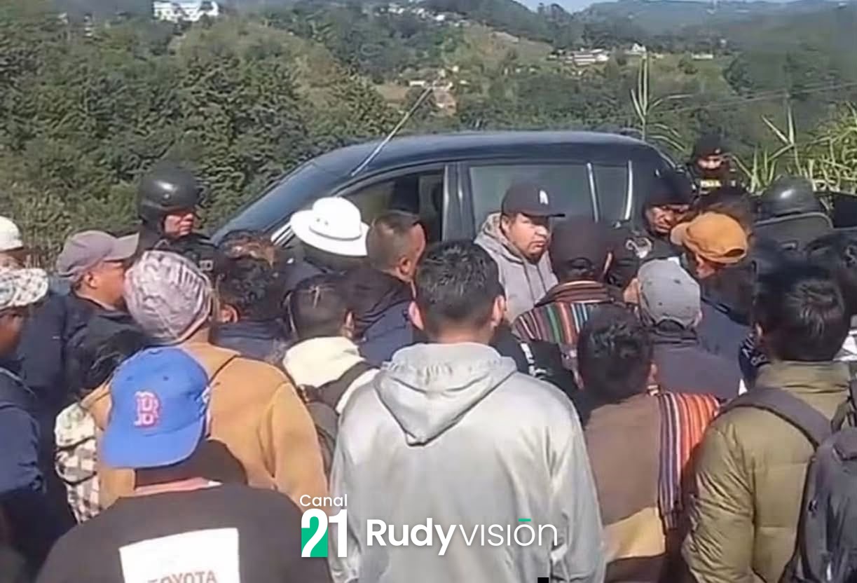 DESTROZAN A PEDRADAS BUS DE LA PNC DURANTE BLOQUEOS EN LOS ENCUENTROS — foto 3