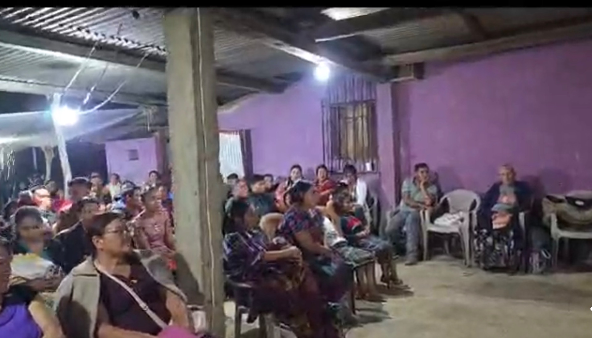 MUJER SE LEVANTA DURANTE SU VELATORIO EN SACAPULAS — foto 3