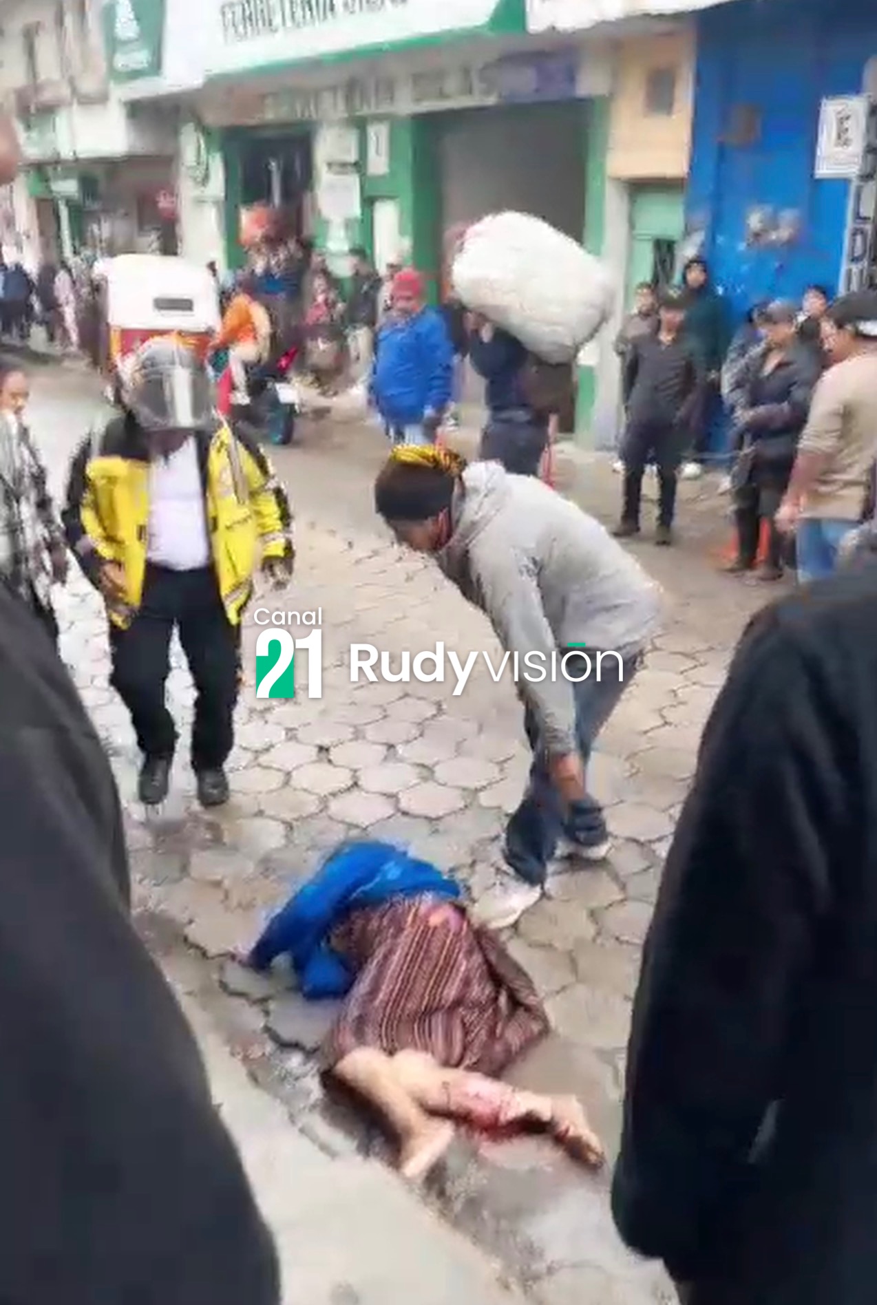 ADULTA MAYOR RESULTA GRAVEMENTE HERIDA TRAS SER ATROPELLADA POR UNA CAMIONETA EXTRAURBANA EN CHICHICASTENANGO