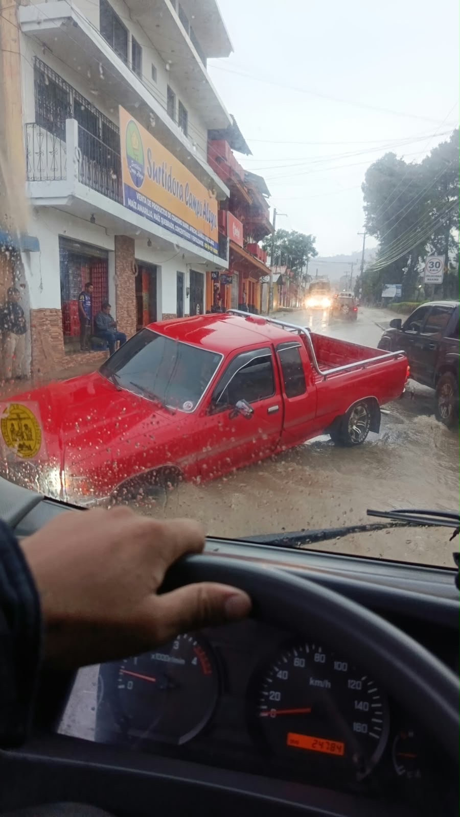 PICKUP CAE EN UN TRAGANTE EN LA SALIDA DE CHICHICASTENANGO