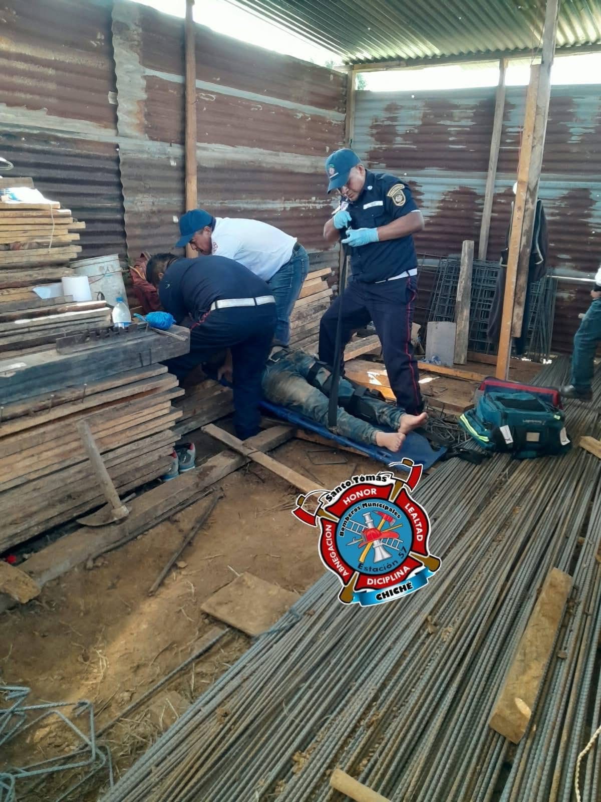 HOMBRE QUEDA SOTERRADO MIENTRAS REALIZABA UNA EXCAVACIÓN EN CHICHÉ, QUICHÉ
