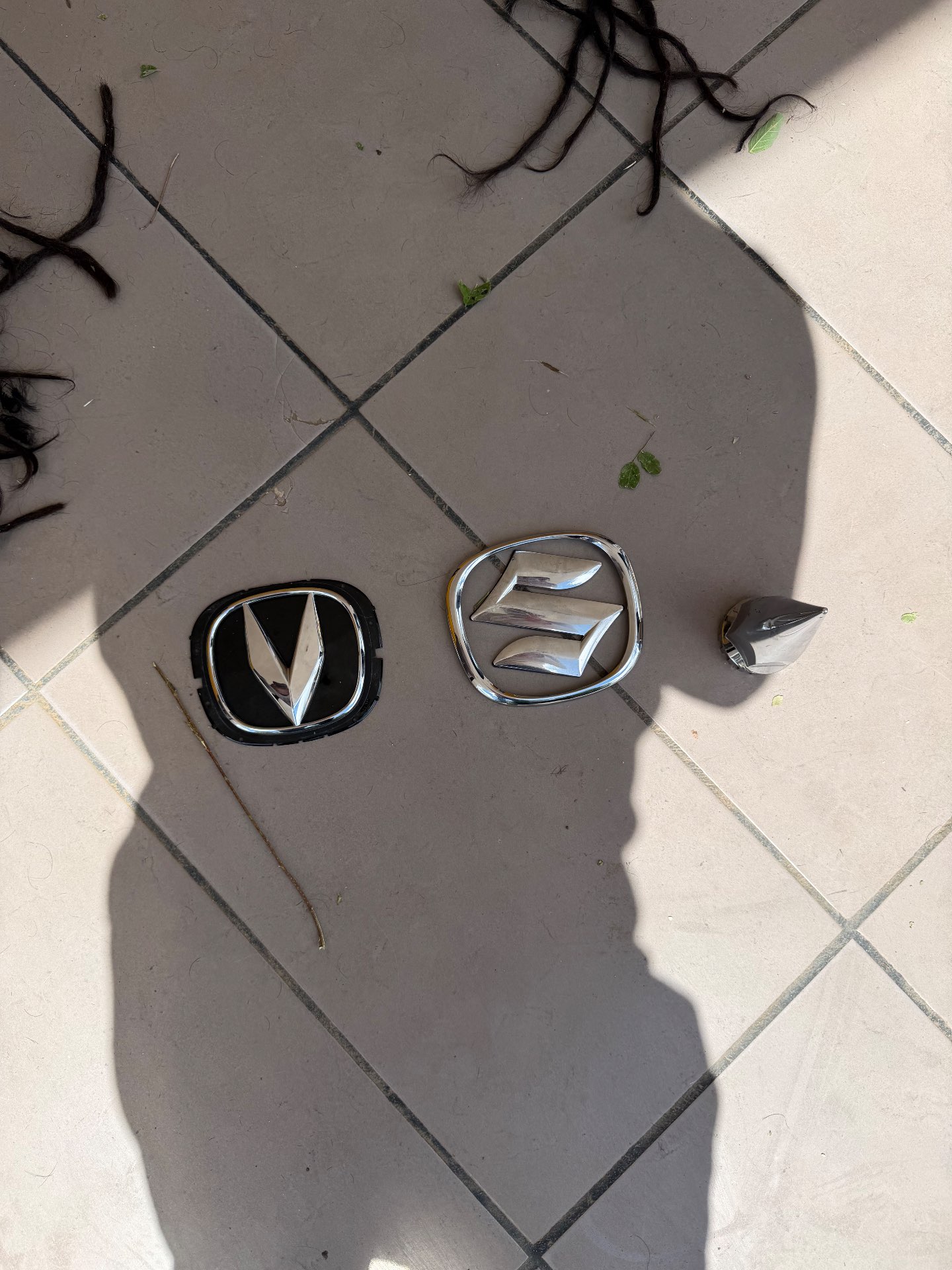 HOMBRE SEÑALADO DE HURTAR EMBLEMAS DE VEHÍCULOS RECIBE CASTIGO COMUNITARIO — foto 3