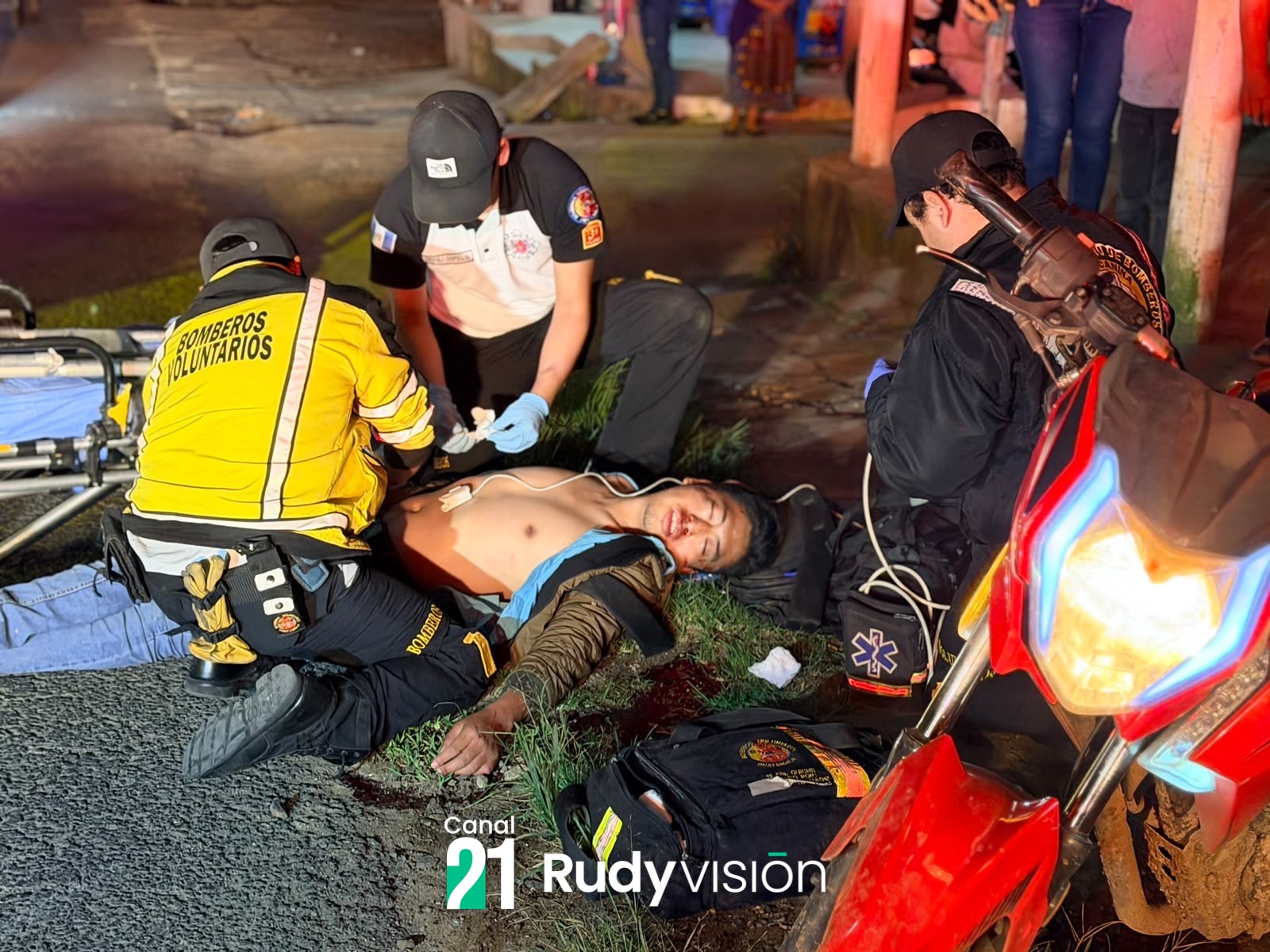 MOTORISTA PIERDE EL CONTROL Y CAE SOBRE LA CINTA ASFÁLTICA EN CHITATUL