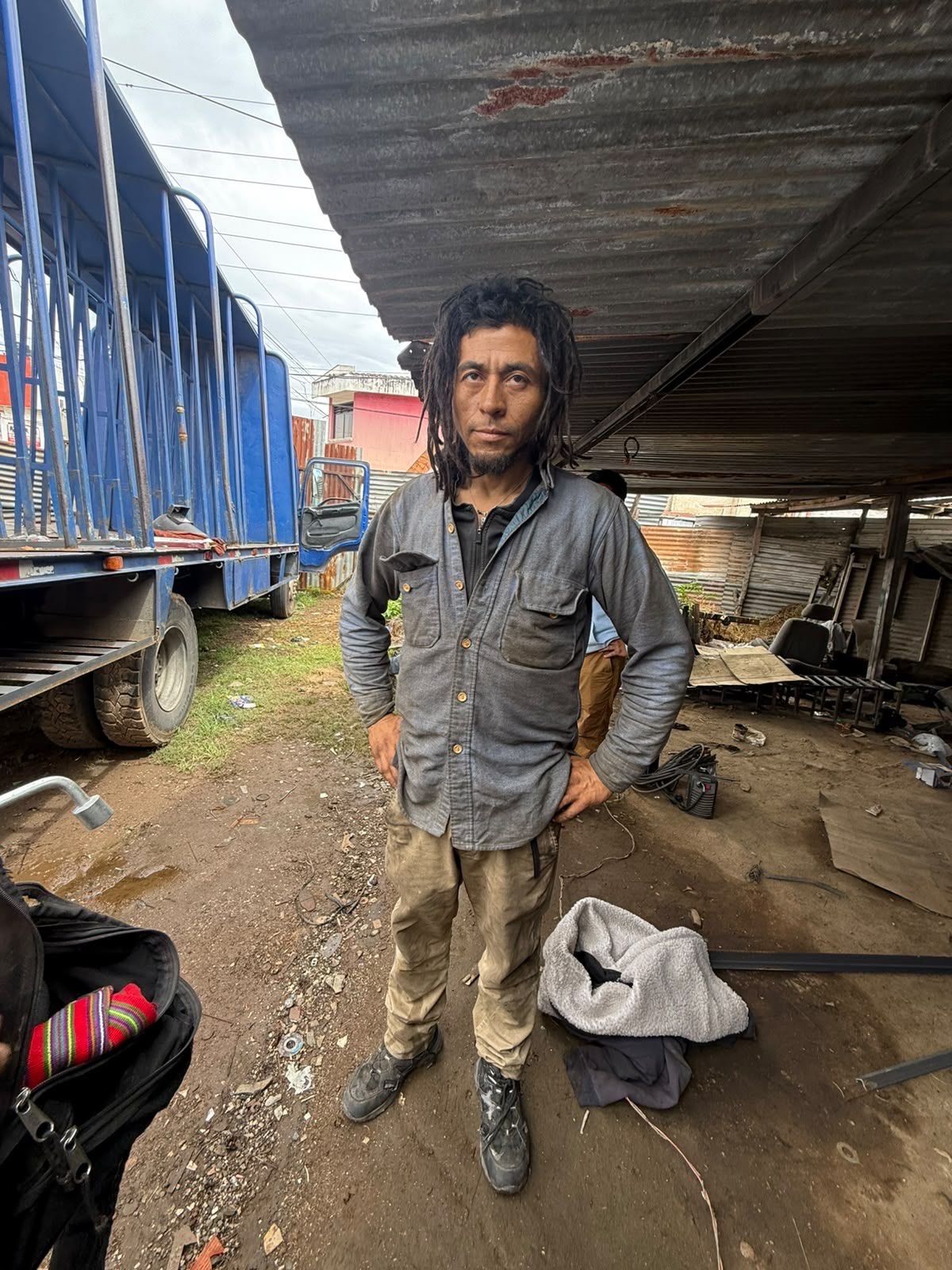 HOMBRE SEÑALADO DE HURTAR EMBLEMAS DE VEHÍCULOS RECIBE CASTIGO COMUNITARIO