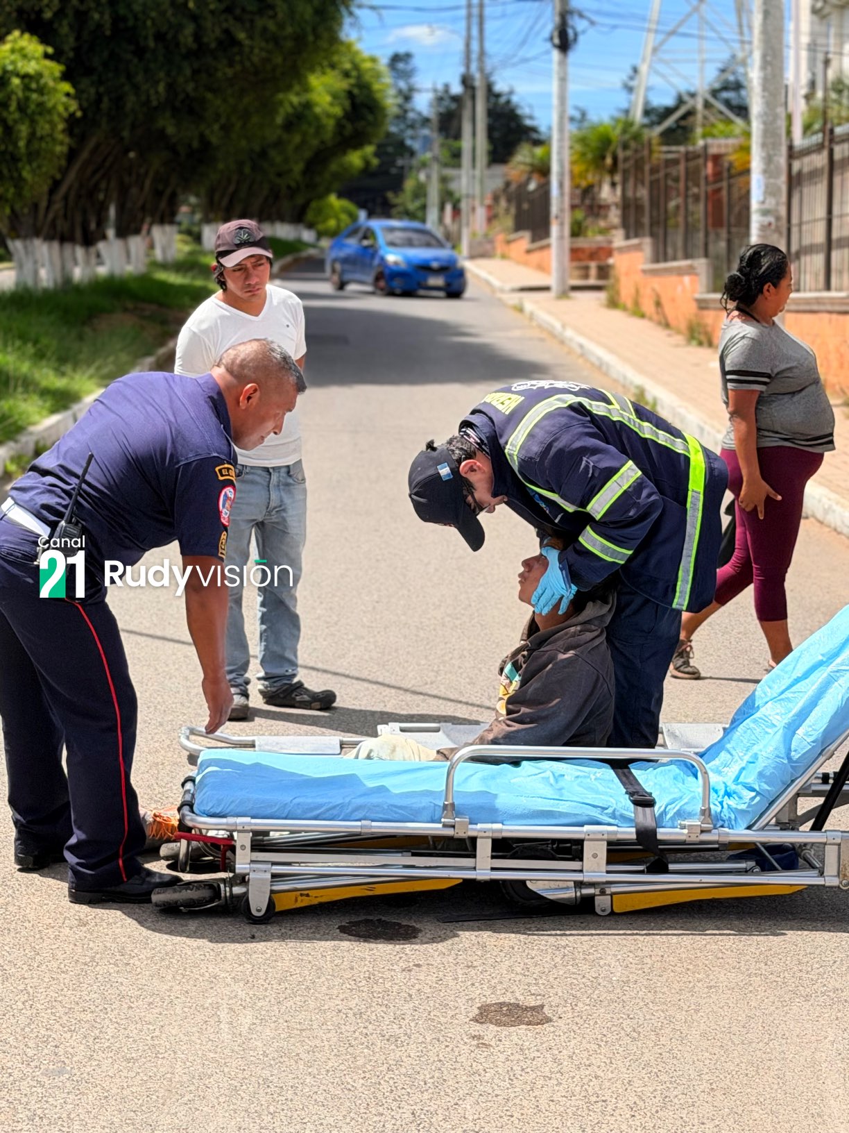 MOTORISTA EN PRESUNTO ESTADO DE EBRIEDAD COLISIONA CONTRA PARED DE CONDOMINIO EN SANTA CRUZ DEL QUICHÉ