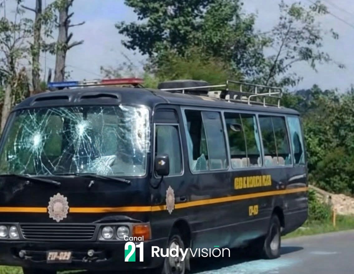 DESTROZAN A PEDRADAS BUS DE LA PNC DURANTE BLOQUEOS EN LOS ENCUENTROS